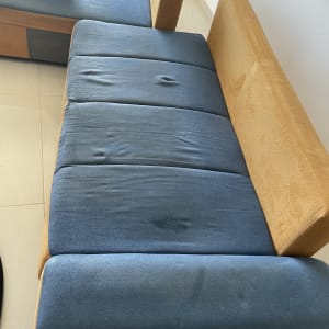 ספה עם כתמים על הריפוד הכחול