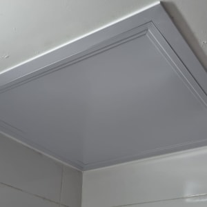 תקרת גבס עם פאנל מרובע מותקן