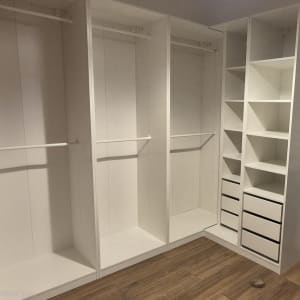 ארון בגדים לבן עם מדפים ומגירות