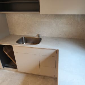 מטבח עם משטח שיש כיור וברז