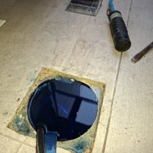 צינור וכלי עבודה ליד פתח ברצפה