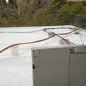 גג אטום עם דלי וצינורות חשמל