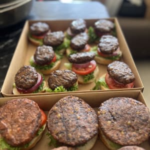 המבורגרים עם חסה, עגבנייה ובצל בקופסת קרטון