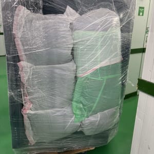 חבילות עטופות בניילון על משטח ירוק