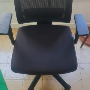 כיסא משרדי על רצפה עם צינור ירוק