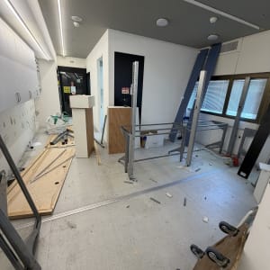 פינוי ופירוק ריהוט במשרד במהלך עבודת פינוי משרדים