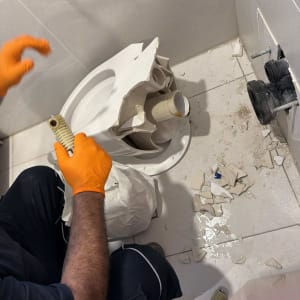 תיקון אסלה שבורה בחדר אמבטיה