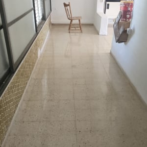 מסדרון עם כיסא ורצפה נקייה