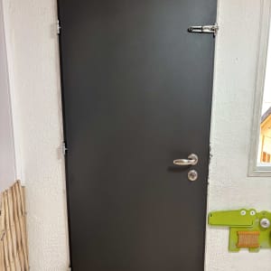 דלת מתכת עם ידית ומנעול