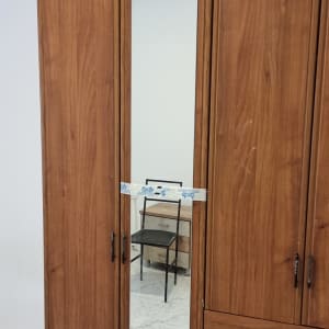 מראה על ארון עץ עם סרטי הדבקה