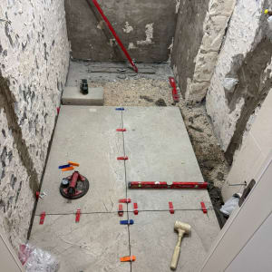 חדר בשיפוץ עם כלים וריצוף בהתקנה