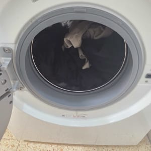 מכונת כביסה עם בגדים בפנים