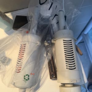 שני חלקים פלסטיים על כיור בחדר אמבטיה