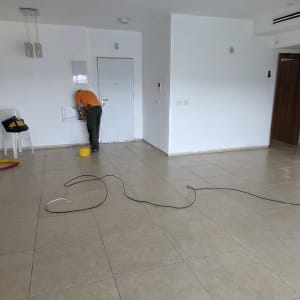 אדם עובד על התקנת תשתית תקשורת בחדר ריק