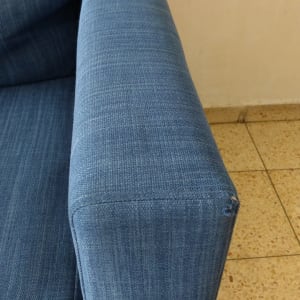 ספה כחולה על רצפת אריחים