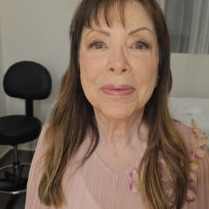 אישה עם איפור עדין בחדר טיפולים