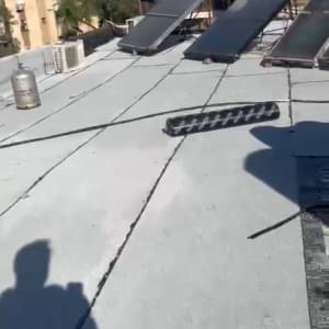 גג עם יריעות איטום מונחות על פני השטח