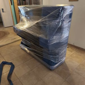 פסנתר עטוף בניילון מוכן להובלה