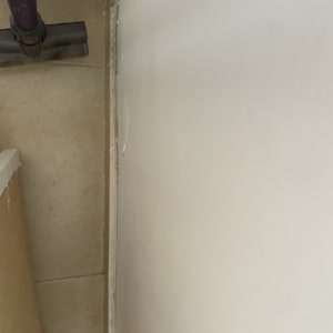 קיר צבוע עם כלי עבודה בפינה