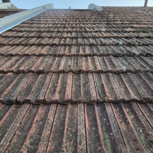 גג רעפים עם צינור מתכת בצד