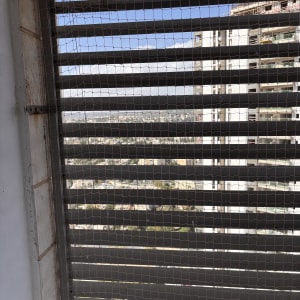 התקנת רשת נגד יונים במסתור כביסה בבניין מגורים