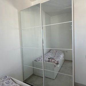 ארון בגדים עם דלתות מראה בחדר שינה