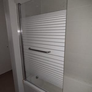 דלת זכוכית למקלחת עם ידית מתכת