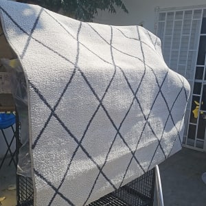 שטיח מתייבש על מתקן בחוץ, קשור לניקוי ספות