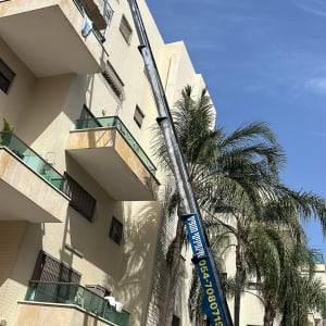 מנוף הרמה לגובה ליד בניין מגורים