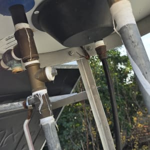 צינורות ומחברים מתכתיים עם חיבורים חשמליים