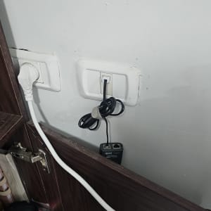 שקעי חשמל וכבלים בארון