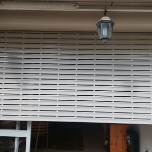 תריס אלומיניום לבן חצי פתוח עם פסים אופקיים