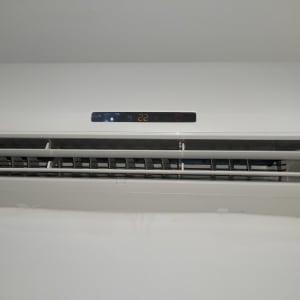 מזגן קיר עם תצוגת טמפרטורה 22 מעלות