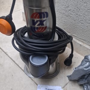 משאבה עם כבל חשמלי ומסמך על הרצפה