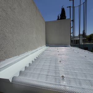 גג אלומיניום מותקן על מבנה חיצוני