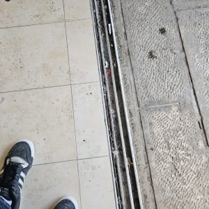 רצפה מלוכלכת עם פסולת בין אריחים