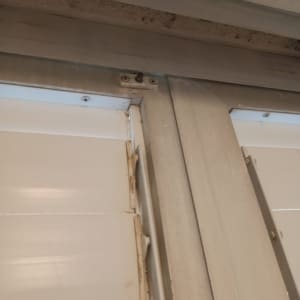 תריסים לבנים עם מסגרת עץ ישנה