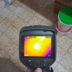 מד חום תרמי על רצפה, מראה טמפרטורה