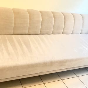 ספה בהירה עם סימני ניקוי על הריפוד