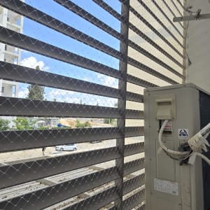 רשת הגנה על חלון עם מזגן חיצוני