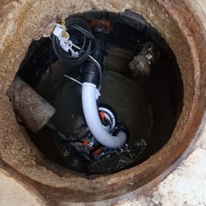 משאבה בתוך בור ביוב עם מים