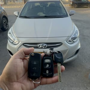 מפתחות רכב מול מכונית חונה