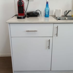 מכונת קפה אדומה, מכשיר חשמלי, בקבוק כחול