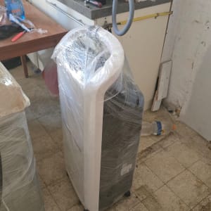 מכשיר עטוף בניילון במטבח עם כלים
