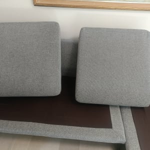 כריות ספה אפורות מונחות על ספה