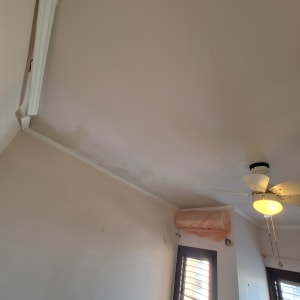 תקרה וקיר עם סימני תיקון צבע