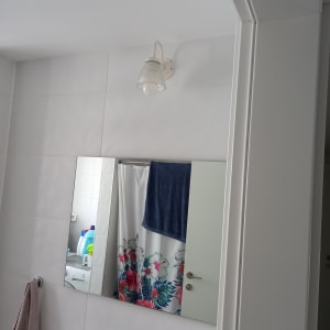 מנורת קיר עם נורה בחדר אמבטיה