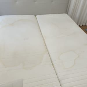 מזרן עם כתמים לפני ניקוי