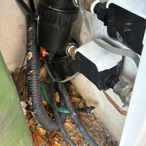 צנרת שחורה עם ברזים ומחברים על קיר