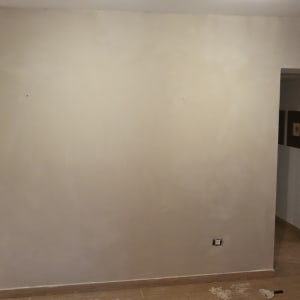 קיר צבוע עם כלים על הרצפה